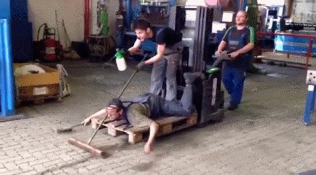 Kada im dosade radni zadaci, fizički radnici ponekad smisle zanimljiva i pomalo čudna rješenja...