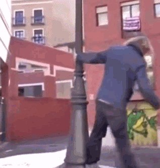 Jedna žena je dovoljna da uništi uličnu rasvjetu