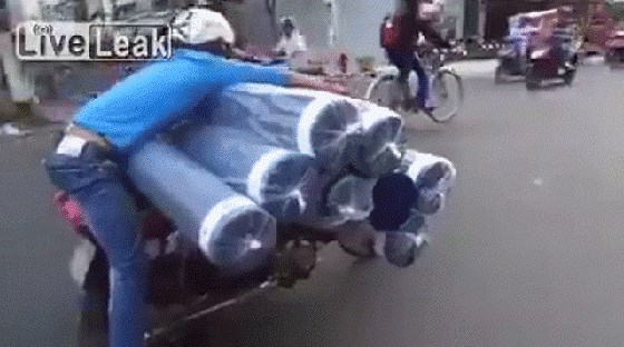 RISKANTNA VOŽNJA Kamioni i kombiji su za amatere, ovaj lik prevozi stvari na vlastiti način