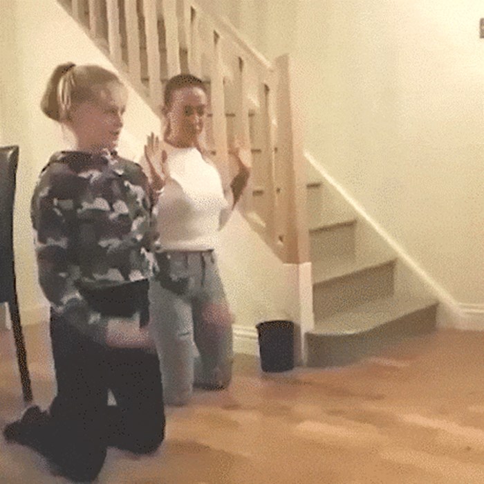 GIF Htjela ju je naučiti plesni korak, no to nije završilo dobro