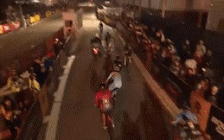 Jedan je muškarac na motoru uzrokovao nezapamćeni kaos na biciklističkoj utrci