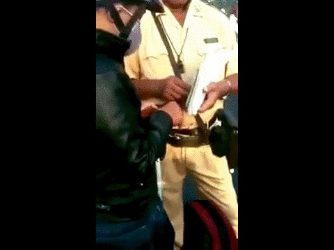 GIF: Podmićivanje policajca