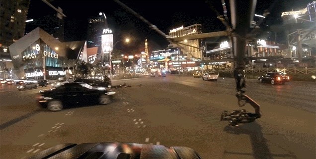 GIF: Jeste li se ikad pitali kako snimaju jurnjave po gradu u filmovima?