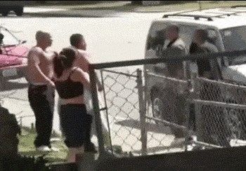 Ono kad primijetiš svađu i naguravanje ispred kuće