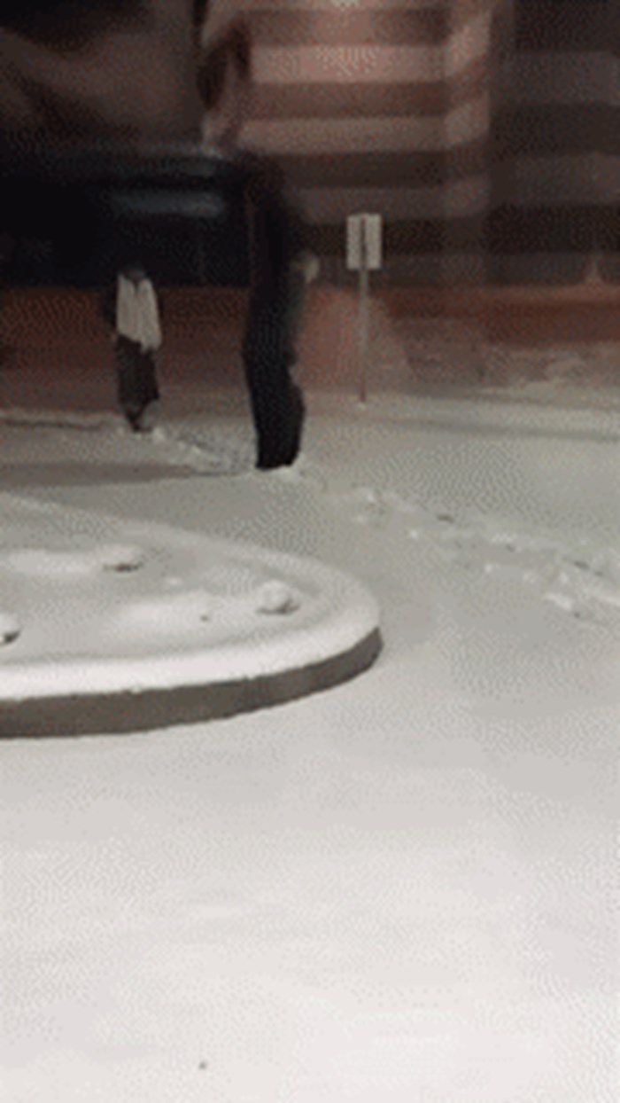 Netko je snimao stariji bračni par kako hodaju vani po snijegu, zadivila ga je jedna stvar