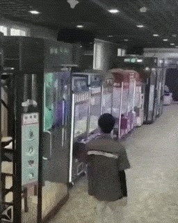 Kamera snimila sumnjivog mladića: Pogledao je oko sebe, približio se kabini i učinio strašan zločin