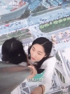 Izgledalo je kao da su zbog selfieja u životnoj opasnosti, no onda su otkrile što se zapravo događa