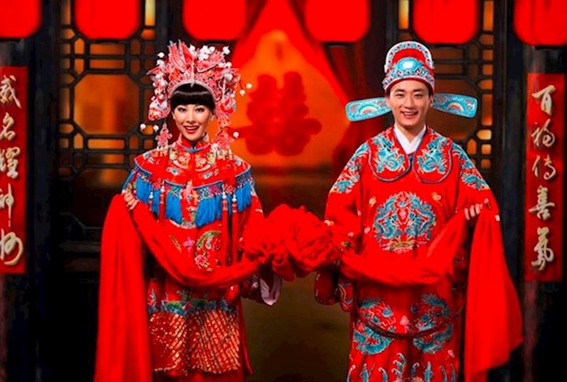 ladenke u Kini nose qipao, crvenu svilanu haljinu koja simbolizira sreću i bogatstvo.