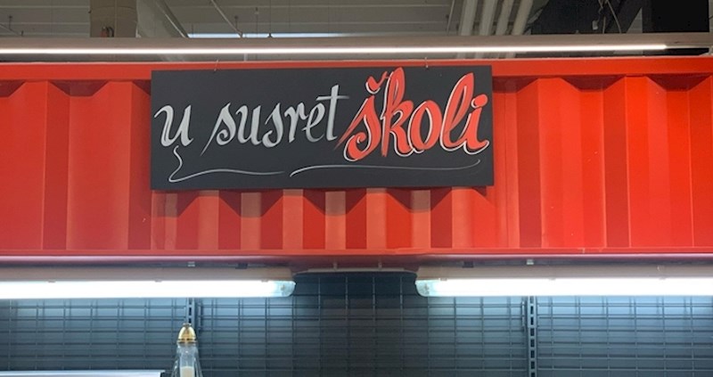 Ovaj supermarket nema baš najbolju ponudu "školskog pribora", pogledajte im police