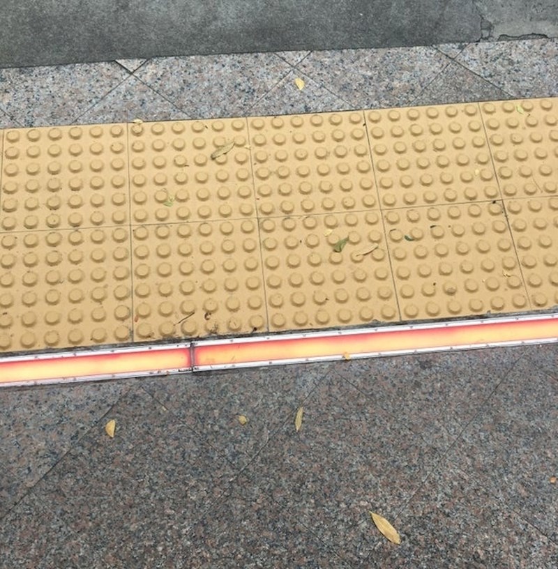 Ovaj nogostup ima ugrađen semafor / signalizaciju za ljude koji koriste mobitel dok hodaju.