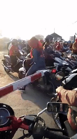 Ženi je bilo dosta čekanja: Htjela je podići rampu kako bi krenula dalje, a onda je naišla na problem