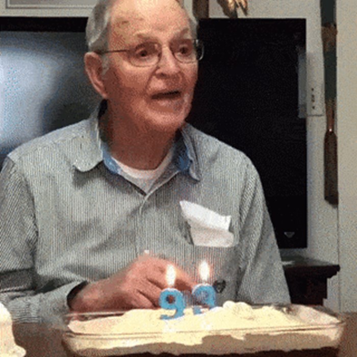93-godišnji djed je puhao svijeće na torti i nasmijao obitelj kad su vidjeli što mu je bila želja