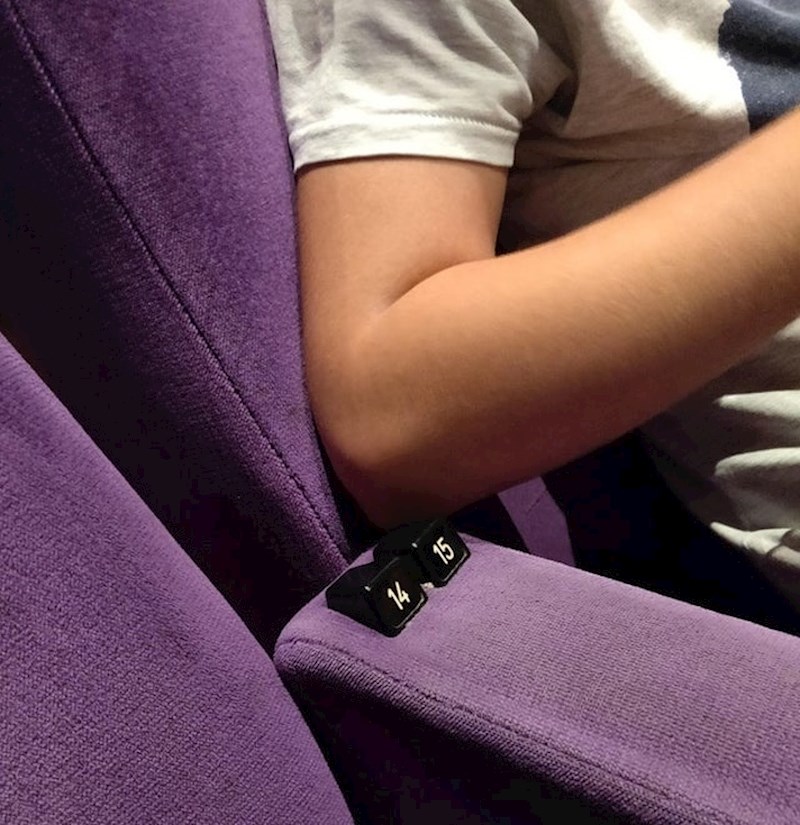 Brojeve sjedala su postavili tako da cijelo vrijeme smetaju i zapinju za lakat.