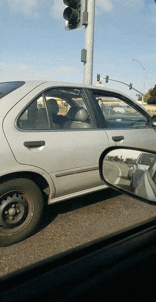 Starac je iskoristio crveno svjetlo na semaforu kako bi se na trenutak opustio i napravio nešto neočekivano