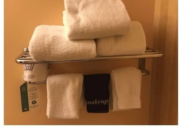 Ovaj hotel ima crni ručnik za skidanje šminke.