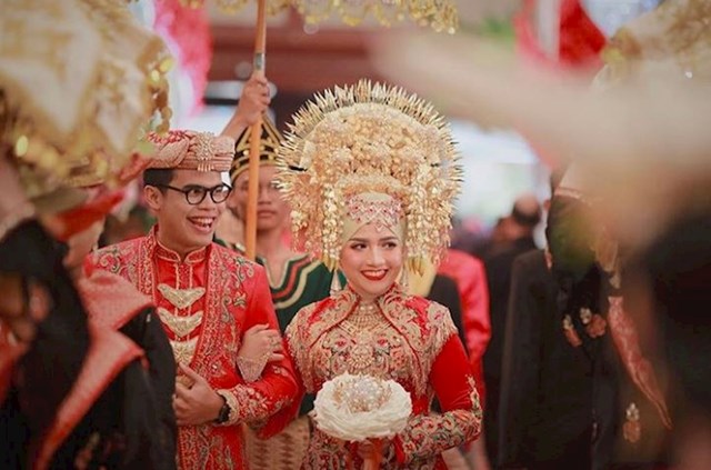 U Indoneziji mladenka nosi vjenčanicu s puno zlata, zanimljivim uzorcima, jakim bojama i ukrasima za glavu.