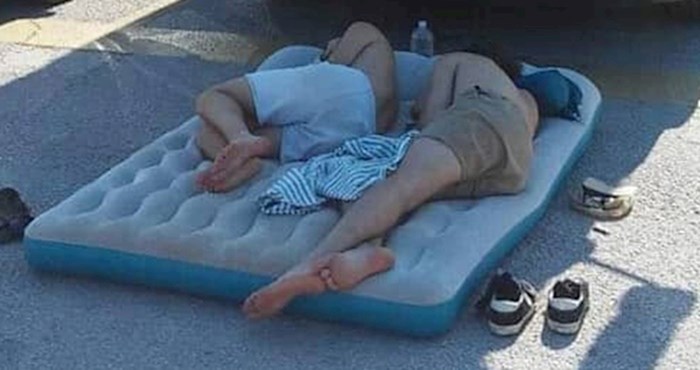 Turisti su u Splitu jedva pronašli hlad, legli na neočekivanom mjestu i nasmijali prolaznike