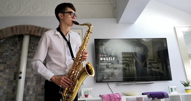 Talentirani mladi muškarac je vježbao sviranje saksofona, a onda ga je nešto smiješno počelo ometati