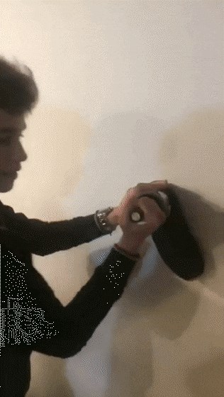 Mladić isprobavao trik za otvaranje boce vina pa shvatio da ne treba slušati svakakve savjete