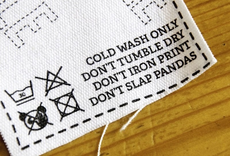 "Samo hladno pranje. Ne sušite u sušilici. Ne glačajte ispis. Ne šamarajte pande."