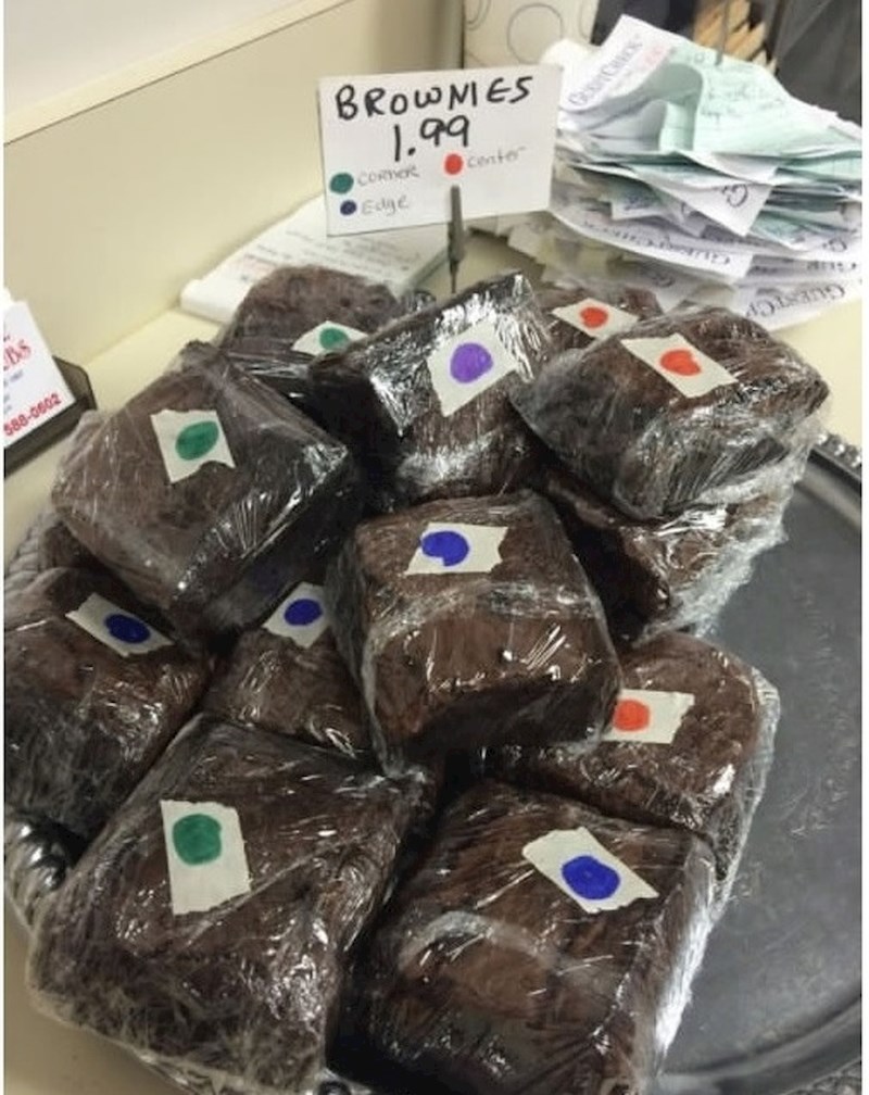 Oznake na kolačima pokazuju iz kojeg dijela posude za pečenje taj dio dolazi.