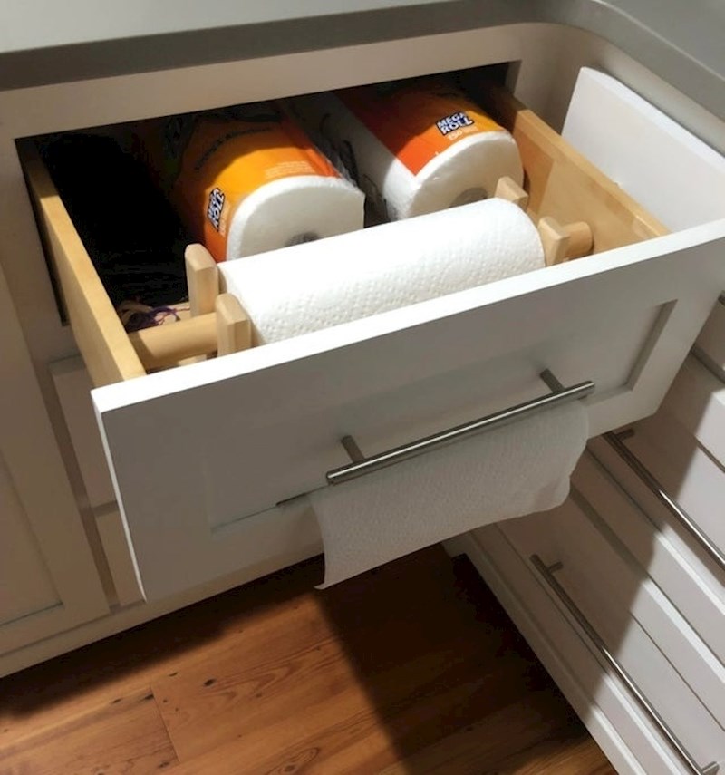 Ova ladica ima tanki otvori koji služi za spremanje i izvlačenje kuhinjskog papira.