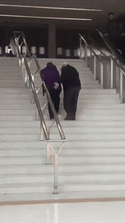 Osoba je vidjela stari bračni par na stepenicama, a onda je snimila nešto što ju je jako dirnulo