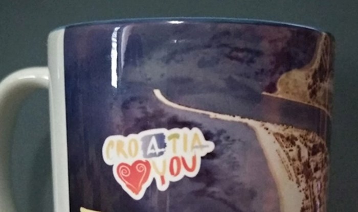 Na moru je kupio suvenir, no kasnije je primijetio da na ovoj šalici nešto nije u redu