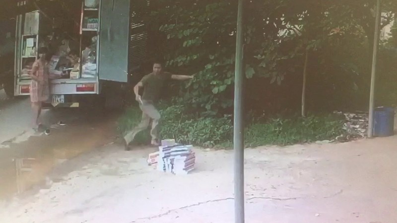 Šokantna snimka pokazuje muškarca koji je jedva izvukao živu glavu, evo što mu se dogodilo