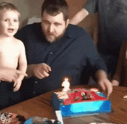 Mama i tata su sinu rekli da ugasi svijeću na torti. Nasmijali su se kad je to učinio na svoj način