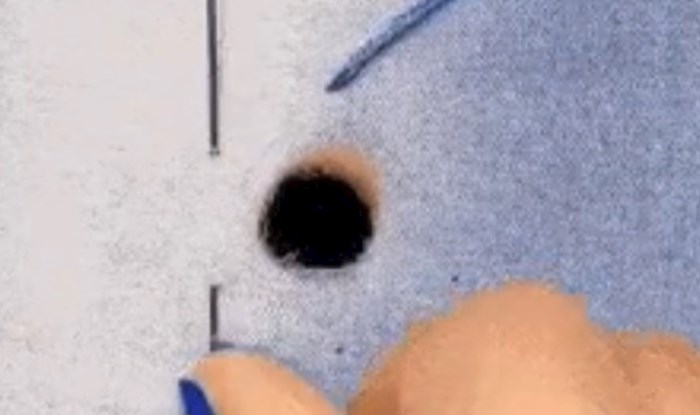 Ovaj jednostavni primjer će vam pokazati kako možete sakriti rupu u odjeći, rezultat je odličan