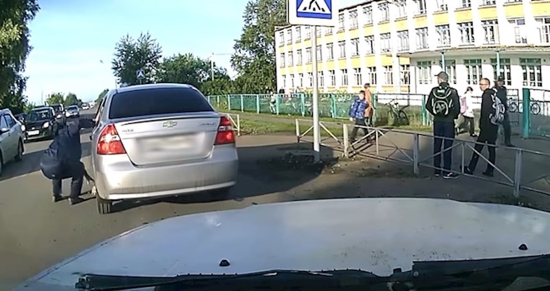 Vozač je brzo izašao iz auta i u posljednji tren spasio mačića koji je prelazio cestu