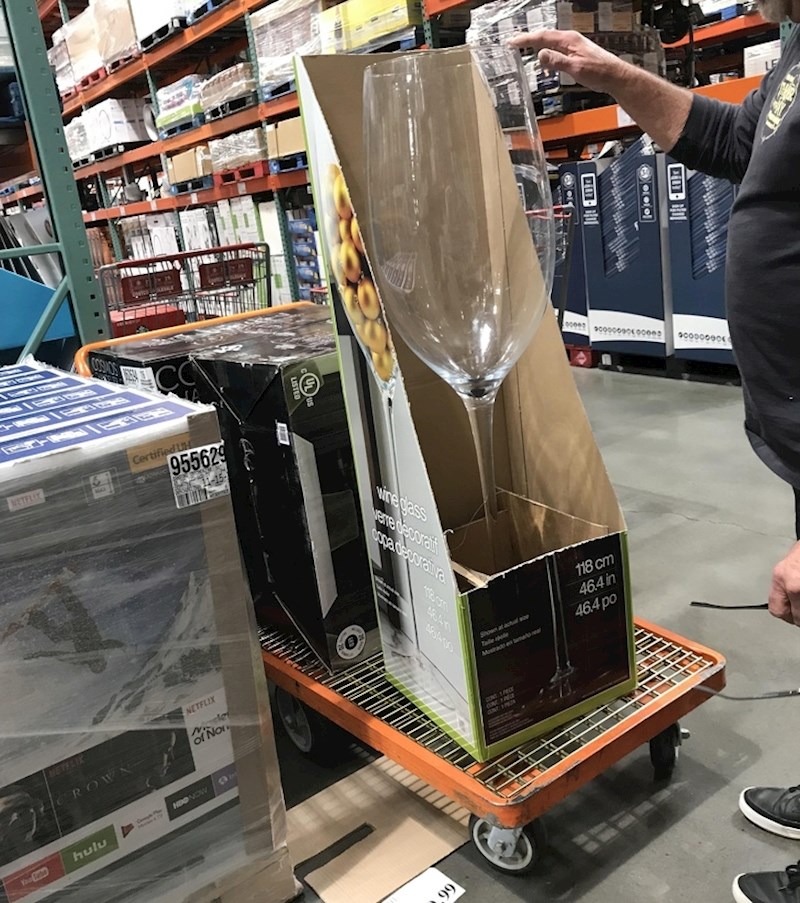 Ovaj supermarket prodaje čaše za vino u svim mogućim veličinama.