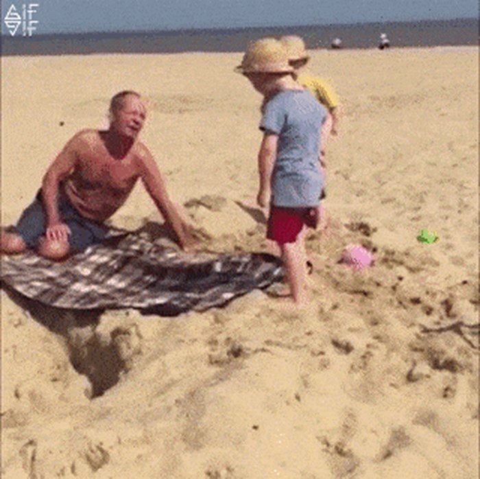 Nestašni djed je smislio podvalu na plaži, njegov unučić nije očekivao ovakvu foru