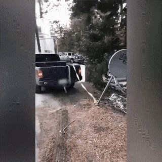 "Snalažljivi" muškarci htjeli su ispraviti stup na kojem je antena. Ovo se pokazalo kao loše rješenje