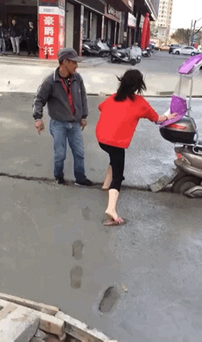Neoprezna žena je izignorirala znakove upozorenja pa skuterom "zaronila" u svježi beton