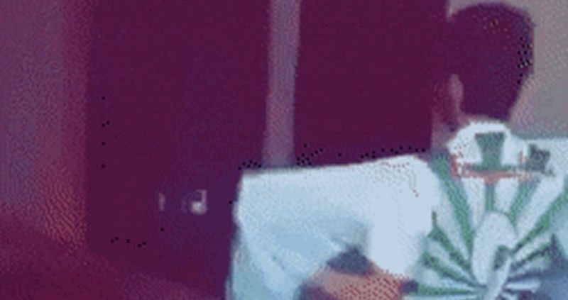 Ovaj dječak ima trik koji mu pomaže da jako brzo namjesti plahtu na madracu