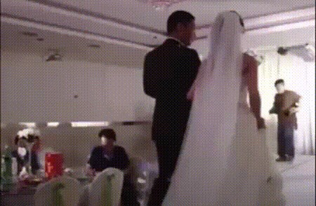 Fotografu se na svadbi dogodila smiješna nezgoda koja je utjecala i na mladoženju