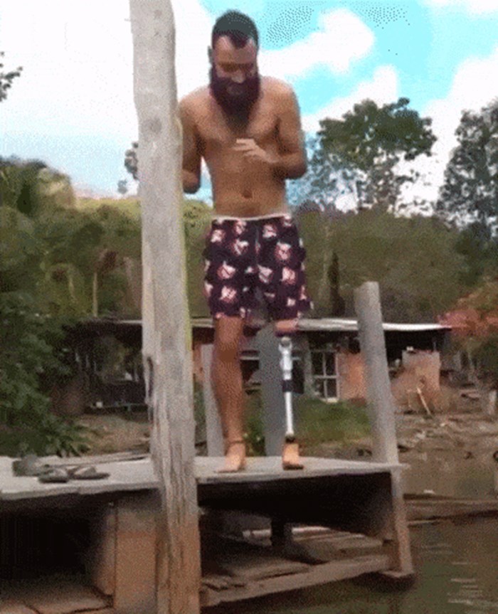 Izgubio je nogu, ali ne i smisao za humor: Evo kako je reagirao kad je išao na kupanje