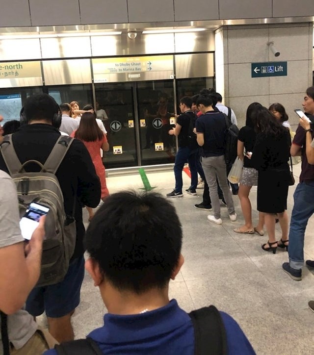 Ljudi stoje u redu kako bi ušli u podzemnu željeznicu tijekom najveće gužve.