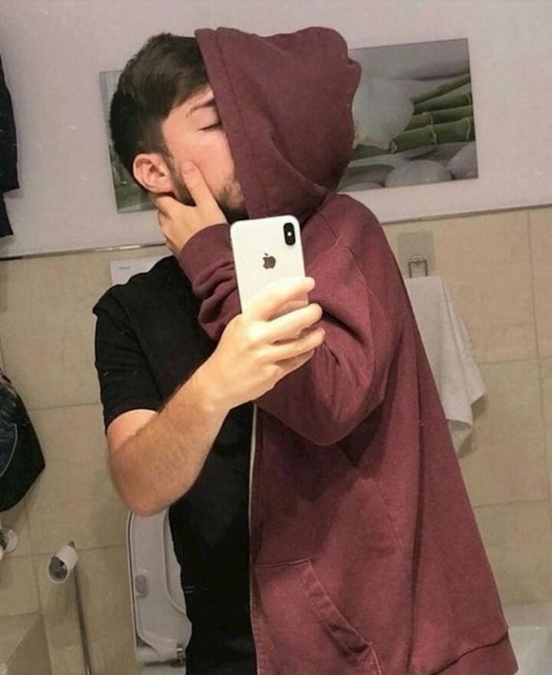 Htio je da na slici izgleda kao da se ljubi s djevojkom.