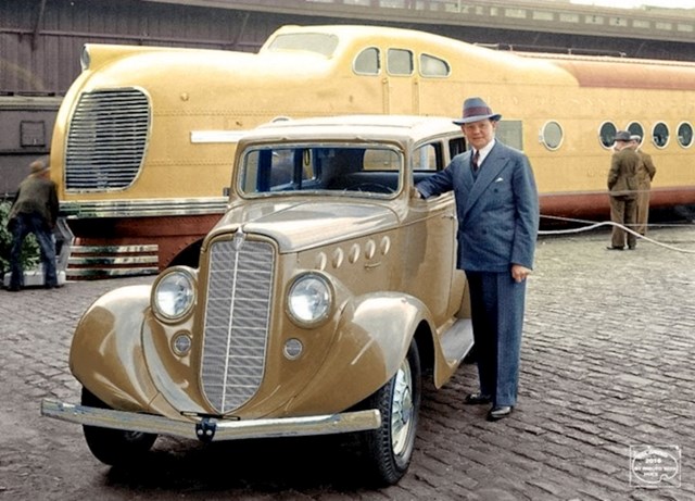 Muškarac pozira sa svojim autom i vlakom u San Franciscu 1936.