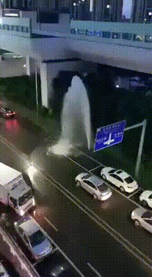 U gradu pukla cijev, vozači iskoristili priliku da usput besplatno operu automobile