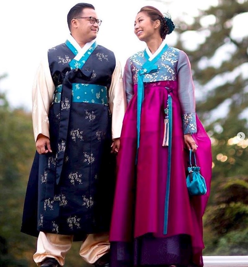 U Južnoj Koreji mladenke nose "hanbok", tradicionalnu haljinu žarkih boja i jednostavnog kroja s tisućljetnom tradicijom.
