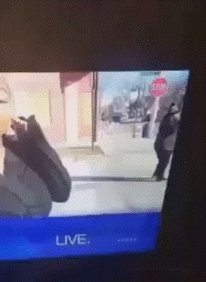 Javljanje uživo pretvorilo se u show kad se iza TV reporterke pojavio ovaj muškarac