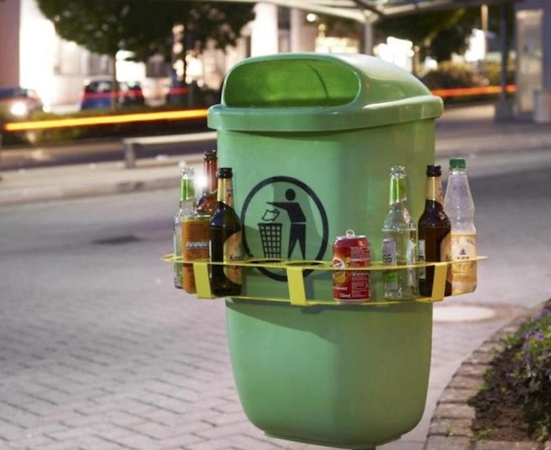 Sve više država koristi kante za smeće s držačima limenki i boca. Siromašni ih tako lakše pokupe i vrate kako bi dobili povratnu naknadu.