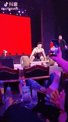 Pred svima je podigao ogromne utege, a onda je jednim potezom nasmijao sve okupljene