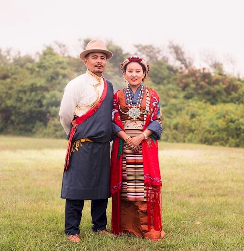 U Tibetu mladoženja svojoj odabranici daje vjenčanicu i nakit koji uključuje ukras za glavu, srebrni nakit koji pričvršćuje na svoje pletenice i mali metalni kip Bude.