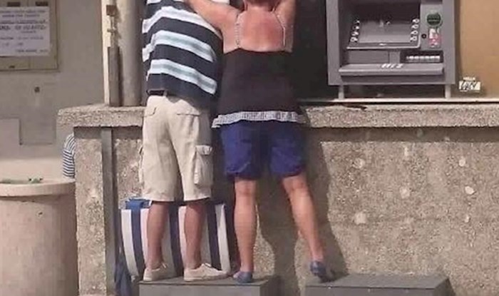 Turisti nasmijali prolaznike: Sunce je udaralo ravno u bankomat, a onda je žena smislila rješenja
