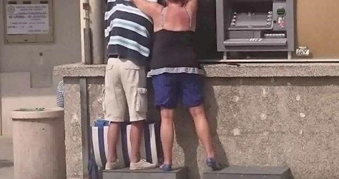 Turisti nasmijali prolaznike: Sunce je udaralo ravno u bankomat, a onda je žena smislila rješenja